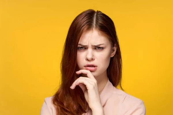 Mulher bonita vista cortada fundo amarelo estúdio emoções de luxo — Fotografia de Stock