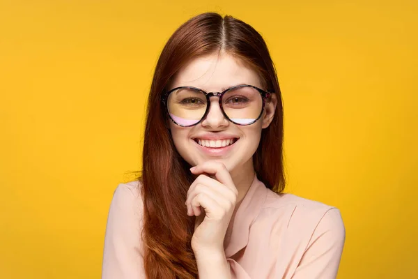 Glimlachende vrouw met bril glamour gezicht mouwen gele achtergrond luxe — Stockfoto