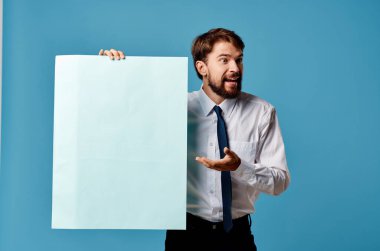 Kravatlı adam afiş iletişimi mavi arka plan pazarlama