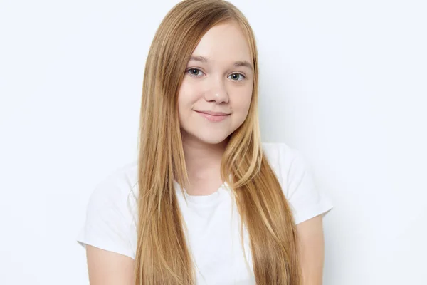 Lächeln Mädchen blonde Haare abgeschnitten Ansicht Studio isoliert Hintergrund — Stockfoto