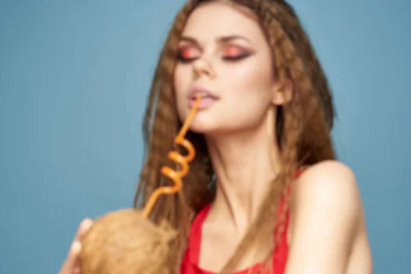 Frau mit Kokoscocktail in den Händen welliges Haar hell Make-up Lifestyle-Studio Sommerurlaub — Stockfoto