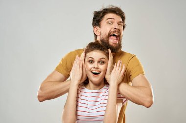 Romantik hayat tarzını sosyalleştiren genç bir çift. Moda eğlencesi.