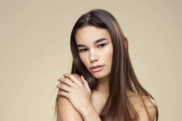 Mulher bonita ombros nus cosméticos pele limpa cuidado do cabelo fundo bege — Fotografia de Stock