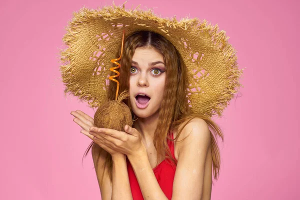 Mulher com coquetel de coco em chapéu de palha férias exóticas verão rosa fundo — Fotografia de Stock