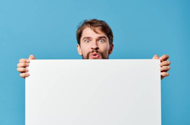 Duygusal sakallı adam reklam panosu sunumu resmi kırpılmış görüş