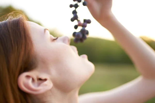 Mujer con uvas en las manos en las montañas al aire libre retrato —  Fotos de Stock