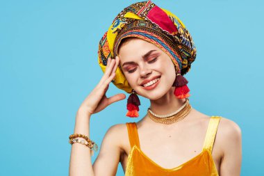 Güzel kadın dekorasyonu çok renkli türban mavisi arka plan etnik kökeni