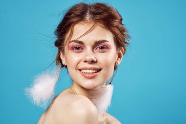 Güzel bir kadın, göz kamaştırıcı çıplak omuzlar, lüks, yakın plan mavi küpeler.