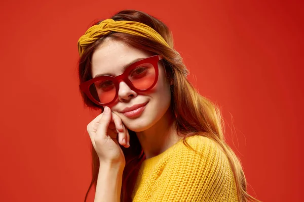Kırmızı gözlüklü, kızıl saçlı, çekici bir kadın. Sarı kazak. Günlük kıyafet, sokak tarzı. — Stok fotoğraf