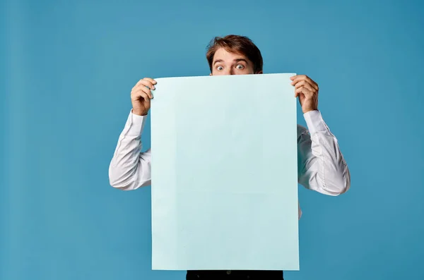 Man in shirt met das banner communicatie marketing blauwe achtergrond — Stockfoto