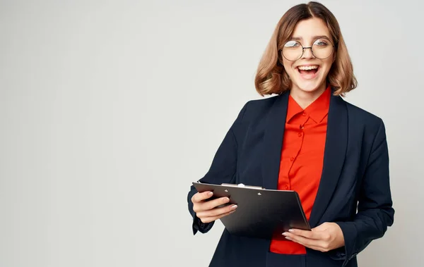 Ділова жінка в синій куртці з документами в руках емоції робочий офіс — стокове фото