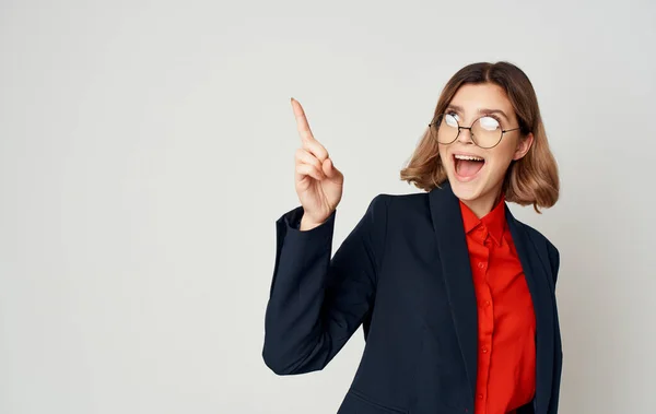 Femme d'affaires dans un costume bleu classique et une chemise rouge gestes Espace de copie — Photo