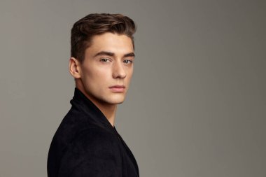 Yakışıklı, modaya uygun, çekici bir adam. Modern stil modelinde yakından görünüyor.