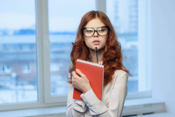 金融のプロのマネージャーの手に赤いメモ帳を持つビジネス女性 — ストック写真