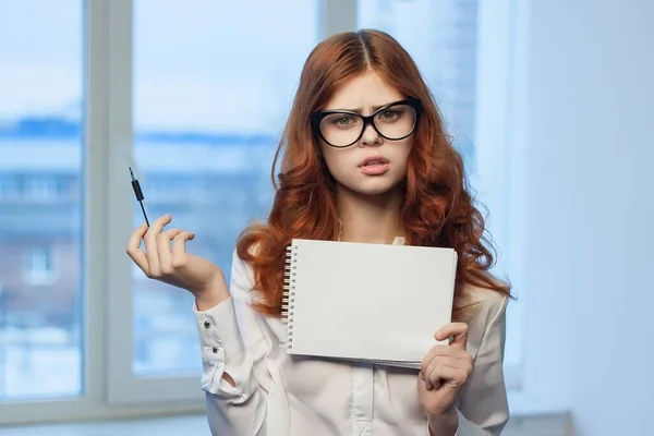 Femme d'affaires en chemise blanche avec ordinateur portable dans les mains de professionnels de bureau — Photo
