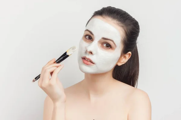 Žena s holými rameny jako obličejová maska štětec pro aplikaci — Stock fotografie