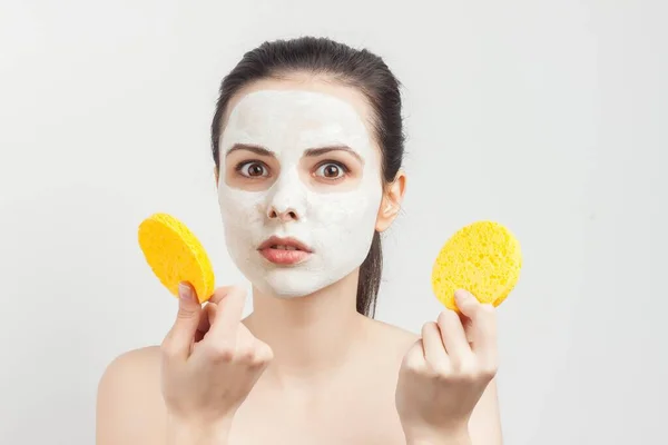 Bruna salviette maschera con spugna scrub cura della pelle vista ritagliata — Foto Stock