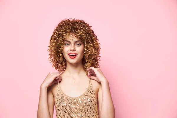 Mujer atractiva Vestido plateado sonrisa labios rojos encanto modelo —  Fotos de Stock