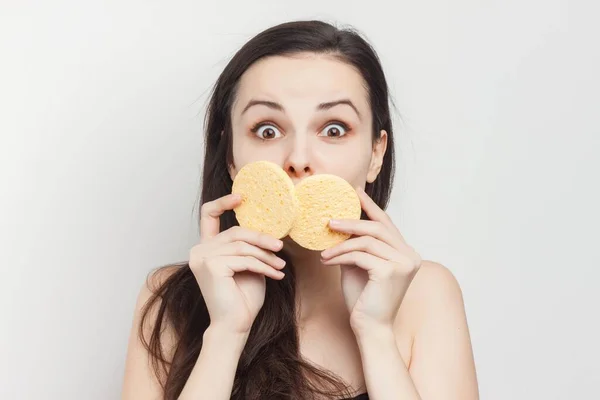 Pretty brunette with loose hair bare shoulders skin care sponges — Stock Photo, Image