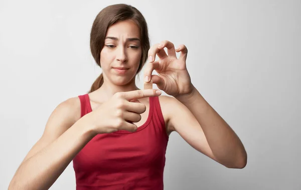 Wanita dengan jari patah dalam masalah kesehatan t-shirt merah — Stok Foto