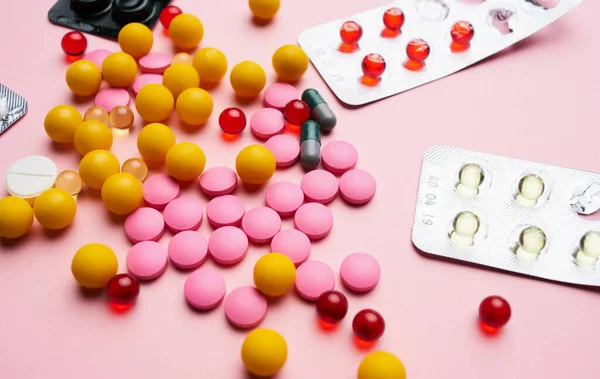 Léky pilulky vitamíny první pomoc kit růžové pozadí — Stock fotografie