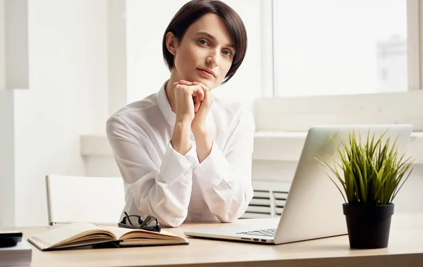 Zakelijke vrouw werkbureau laptop internet technologie professioneel — Stockfoto