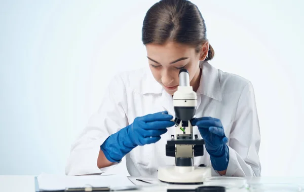Γυναίκα γιατρός με ιατρικά γάντια και σε εργαστήριο βακτηρίων λευκής στρώσης — Φωτογραφία Αρχείου