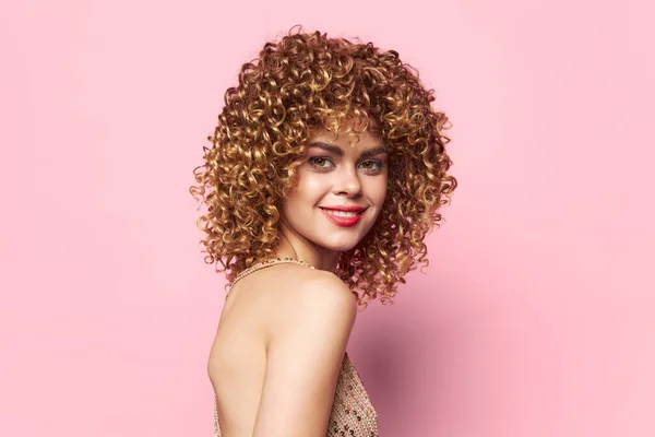Χαριτωμένο μοντέλο σγουρά μαλλιά χαμόγελο κόκκινα χείλη γοητεία ροζ φόντο ρούχα μόδας — Φωτογραφία Αρχείου