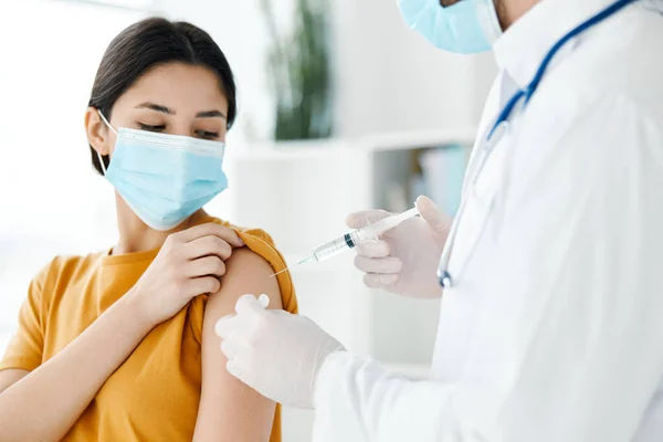 Kvinna bär en medicinsk mask vid läkarens utnämning covid-19 vaccination epidemi — Stockfoto