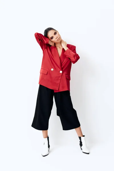 Mulher bonita em roupas da moda blazer vermelho cosméticos mãos no pescoço — Fotografia de Stock