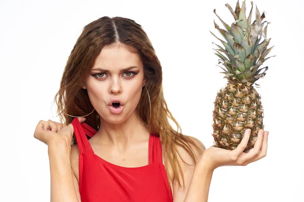 Mulher com abacaxi em mãos ondulado cabelo vermelho t-shirt frutas verão férias luz fundo — Fotografia de Stock