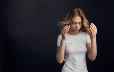 Şirin sarışın beyaz tişört. Çekici. Stüdyoya yakın çekim.