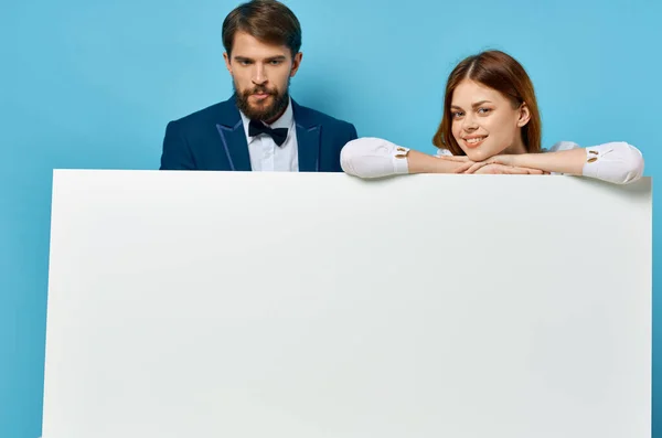 Homem e mulher branco banner isolado fundo apresentação comunicação publicidade — Fotografia de Stock