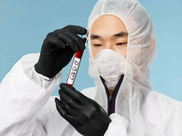 Male laboratory assistant blood test covid-19 research health diagnostics — Stock Photo, Image