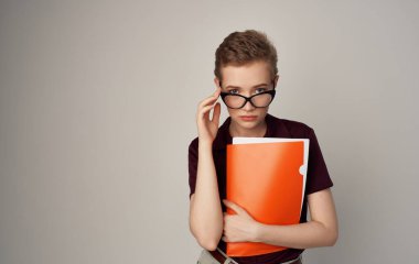 Nüfusu olmayan güzel bir kadın. Elinde resmi turuncu dosya var.