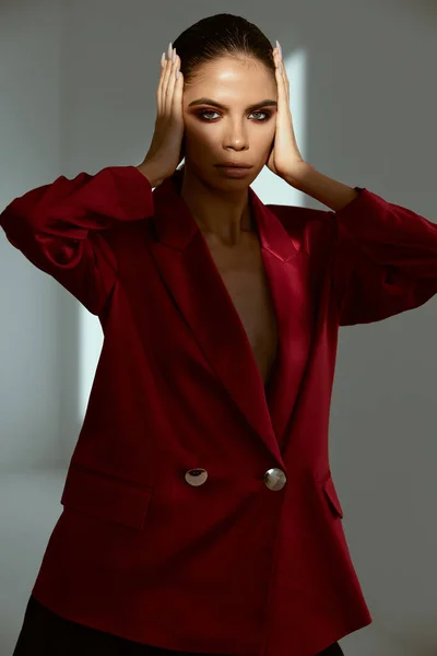 Bonita mujer en chaqueta roja estudio de moda fondo claro — Foto de Stock