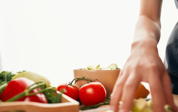Cortar verduras cocinar alimentos alimentos saludables dieta alimentación economía —  Fotos de Stock