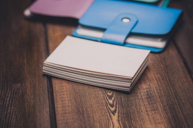 para için bir paket kartvizit ve cüzdan ahşap arka plan görünümünde