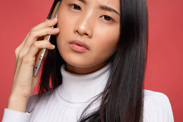 Азіатська жінка серйозно виглядає технологія телефонного зв'язку крупним планом — стокове фото