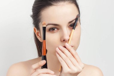 Neşeli kadın çıplak omuzlar, yüzüne krem sürüyor.