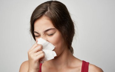 Kırmızı tişörtlü hasta kadın sağlık sorunları soğuk mendil