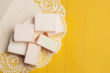 Marmelat şekerleme çikolata tatlı sarı ahşap arkaplan tatlı