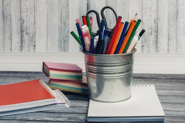 Üzerinde demir cam ve not defteri olan bir ofis sandalyesi.