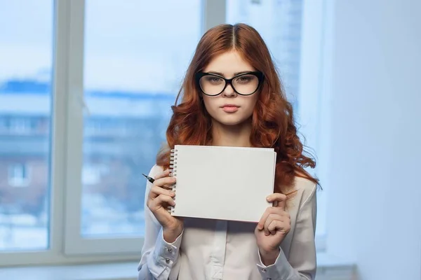 Деловая женщина в офисе держит блокнот в руках документов Профессиональный менеджер — стоковое фото