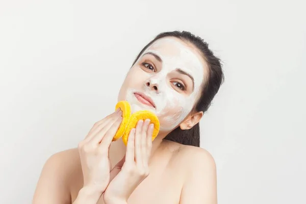 Brünette nackte Schultern Gesicht Creme Hautpflege Kosmetik Wellness-Behandlungen — Stockfoto