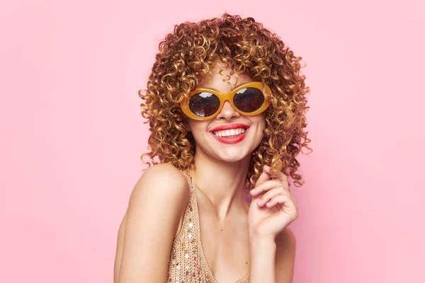 Кудрявые волосы улыбка красные губы солнцезащитные очки одежда — стоковое фото