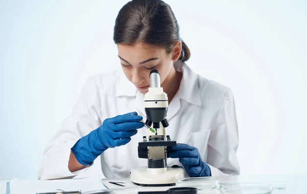Medico donna in guanti medici e in un laboratorio di batteri cappotto bianco — Foto Stock