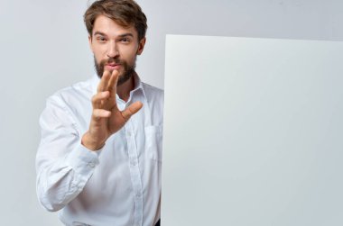 Gömlek giymiş bir adam. Beyaz pankart reklamcısı.