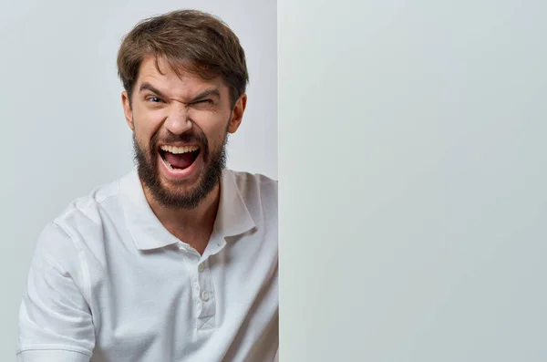 Man met baard in wit shirt banner kopiëren ruimte reclame studio — Stockfoto