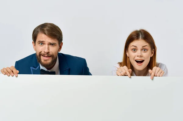 Смішний бізнесмен і жінка презентація реклами білий банер — стокове фото